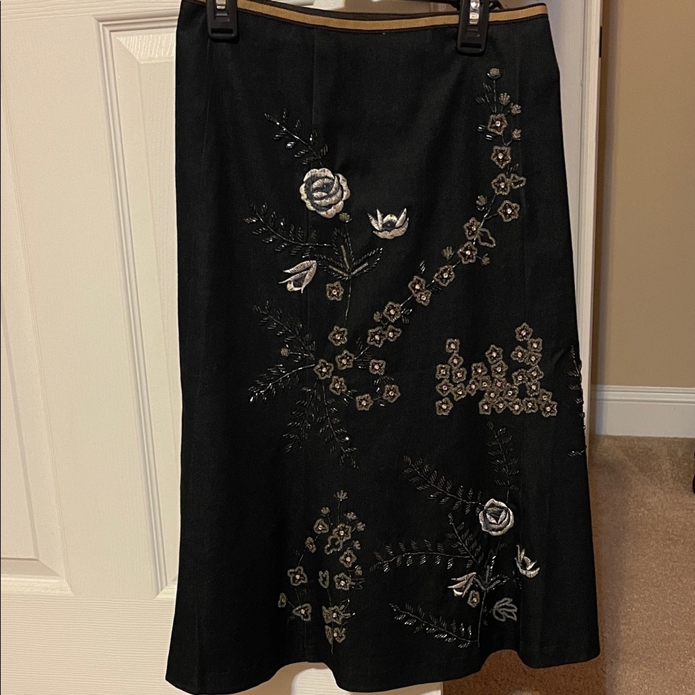 Chic Black Floral Embroidered A-Line Skirt